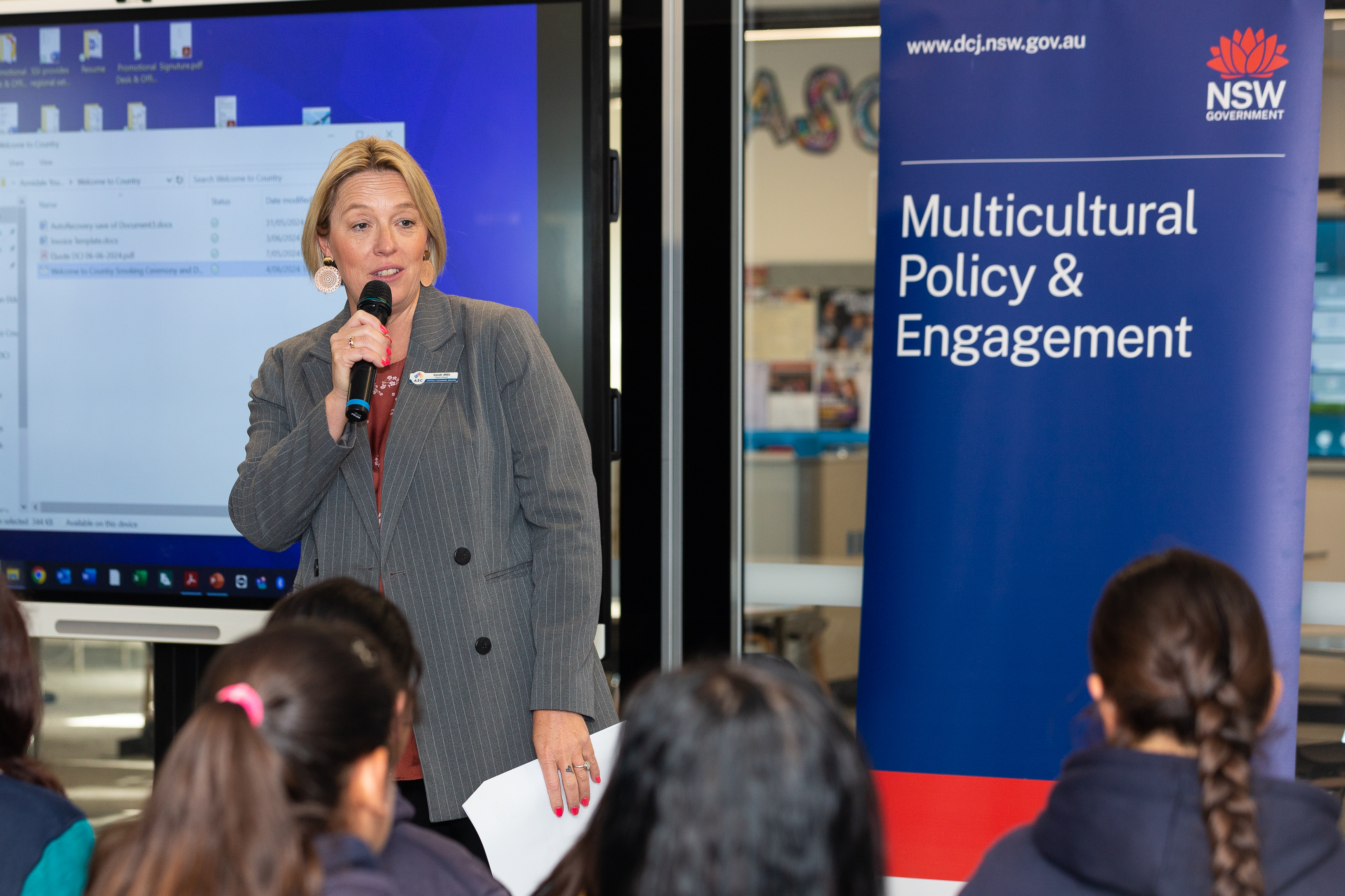 1 speaker presenting to students